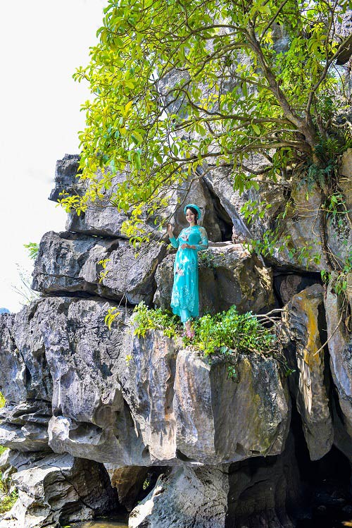 Mai Thu Huyền đẹp "không góc chết" bên hoa súng nở rộ - 5