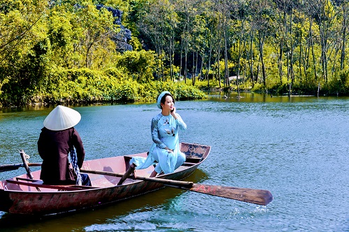 Mai Thu Huyền đẹp "không góc chết" bên hoa súng nở rộ - 7