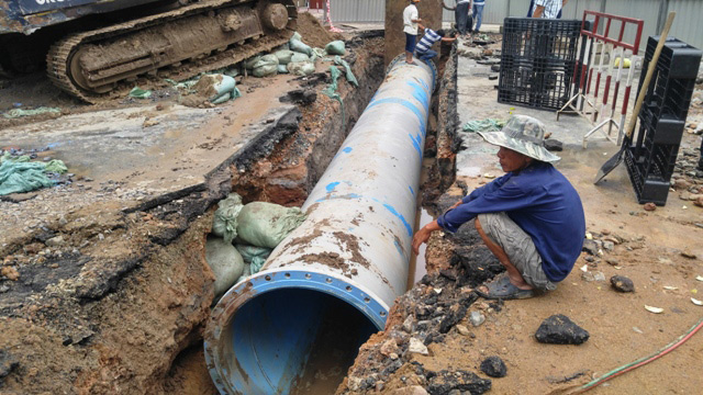 Vỡ đường ống nước ở SG, hàng nghìn hộ dân bị ảnh hưởng - 1