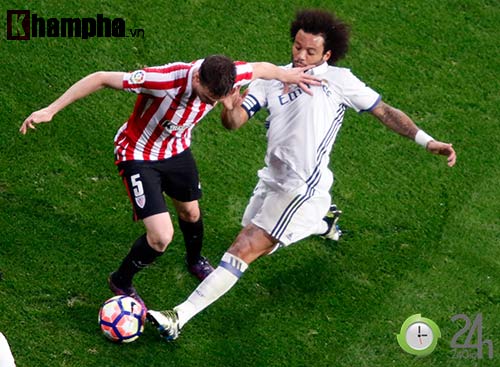 Nỗi buồn Ronaldo & nụ hôn của fan nữ xinh Bilbao - 11
