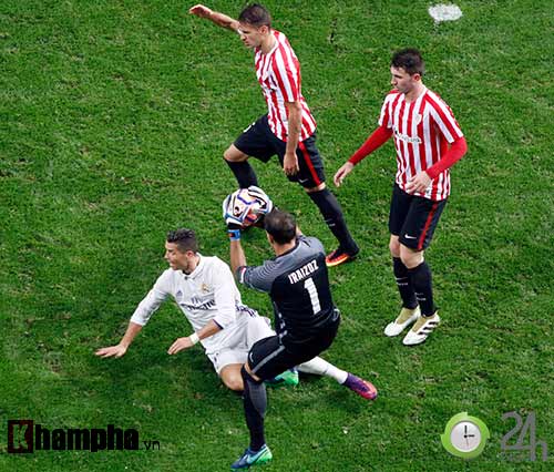 Nỗi buồn Ronaldo & nụ hôn của fan nữ xinh Bilbao - 12