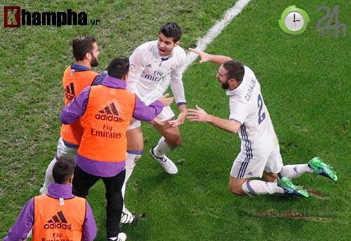 Nỗi buồn Ronaldo & nụ hôn của fan nữ xinh Bilbao - 13