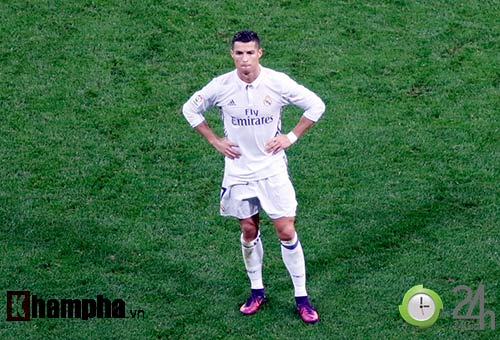 Nỗi buồn Ronaldo & nụ hôn của fan nữ xinh Bilbao - 14