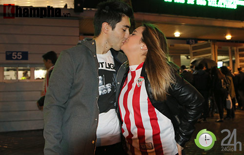 Nỗi buồn Ronaldo & nụ hôn của fan nữ xinh Bilbao - 3