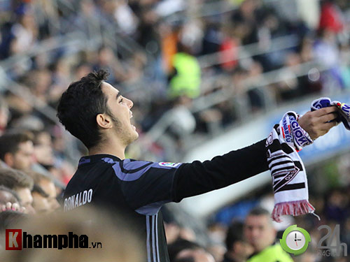 Nỗi buồn Ronaldo & nụ hôn của fan nữ xinh Bilbao - 5