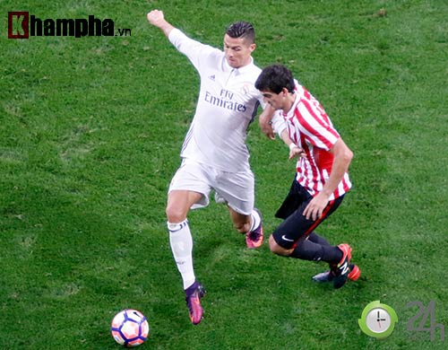 Nỗi buồn Ronaldo & nụ hôn của fan nữ xinh Bilbao - 7