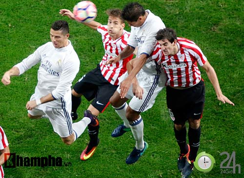 Nỗi buồn Ronaldo & nụ hôn của fan nữ xinh Bilbao - 8