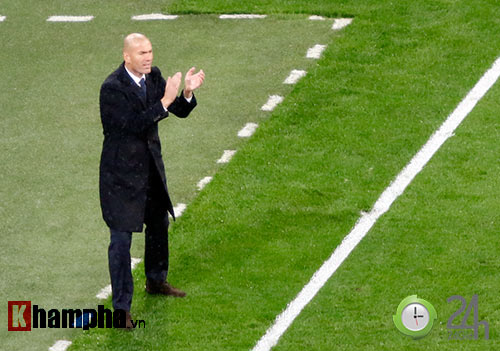 Nỗi buồn Ronaldo & nụ hôn của fan nữ xinh Bilbao - 9