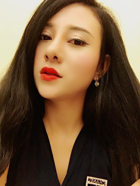 Nữ DJ 21 tuổi thành công nhờ phẫu thuật thẩm mỹ - 5