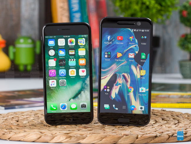 iPhone 7 đang là chiếc smartphone được chú ý nhất trên thị trường di động, và nó luôn là lựa chọn hàng đầu của những tín đồ công nghệ vào dịp mua sắm. Tuy nhiên, HTC 10 cũng là thiết bị rất được chăm chút của nhà sản xuất Đài Loan. Cả hai thiết bị này đều sở hữu thiết kế kim loại nguyên khối cao cấp, với kỹ thuật hoàn thiện ở mức cao nhất.