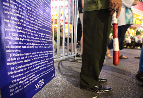 Cấm chó ở phố đi bộ: Chủ nhét chó vào túi để qua chốt - 4