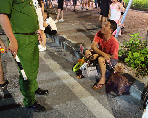 Cấm chó ở phố đi bộ: Chủ nhét chó vào túi để qua chốt - 8