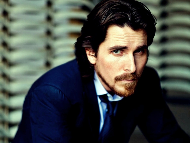 Trước khi thành danh với vai tỷ phú Bruce Wayne trong Batman Begins,  Christian Bale đã để lại dấu ấn với người xem qua vai diễn chàng tỷ phú Patrick Bateman trong American Psycho (2000).