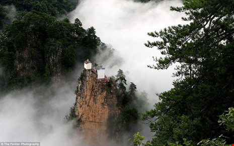 Ngắm ngôi đền "ngự" trên ngọn núi cao hơn 1.600 m - 1
