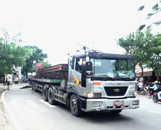 Hàng chục thanh sắt lao khỏi xe đầu kéo ở TP HCM - 2