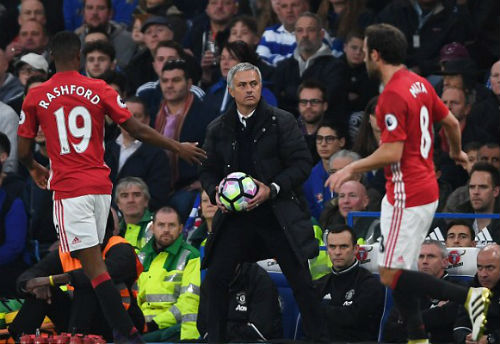 MU: Mourinho bị chỉ trích vì lạnh lùng với học trò - 4