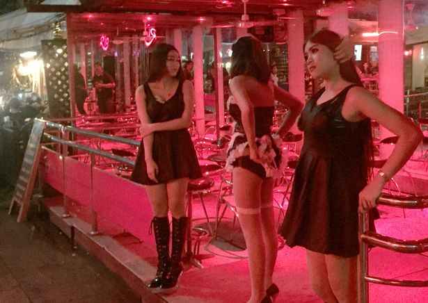 Thái Lan: Phố đèn đỏ hoạt động lại, đồng loạt mặc đồ đen - 2