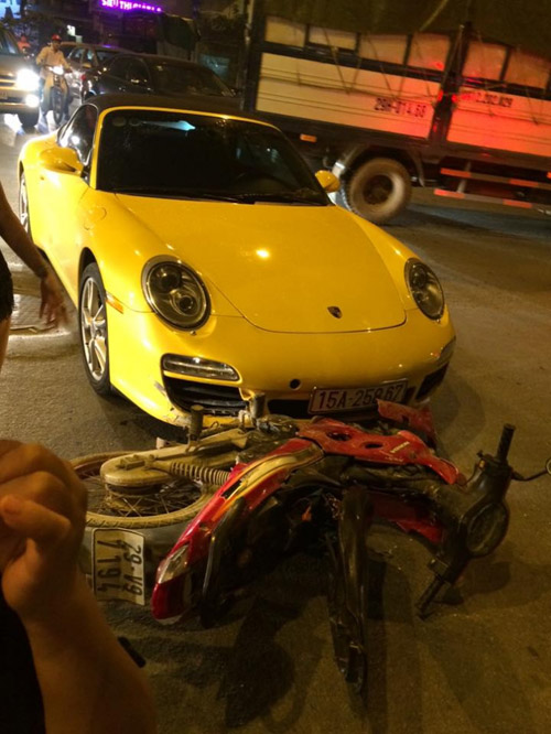 Porsche 911 Carrera “sứt đầu mẻ trán” trên phố Minh Khai - 2