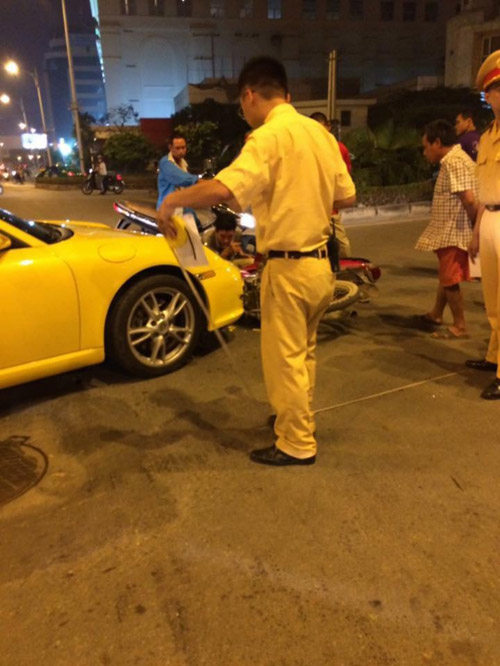 Porsche 911 Carrera “sứt đầu mẻ trán” trên phố Minh Khai - 3