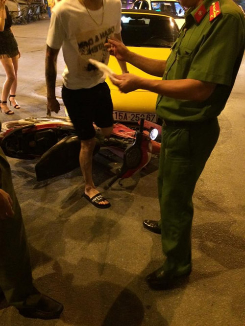 Porsche 911 Carrera “sứt đầu mẻ trán” trên phố Minh Khai - 4