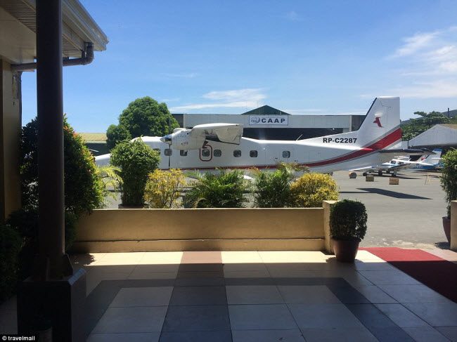 Máy bay loại nhỏ 12 chỗ ngồi của khu nghỉ dưỡng Amanpulo đón khách tại phòng chờ riêng trong sân bay quốc tế Manila.