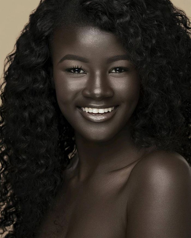 Khác với những người da đen khác, làn da của Khoudia Diop đen óng ánh như than.