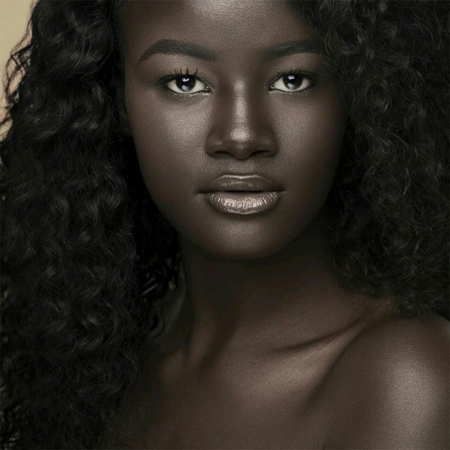 Cô gái trẻ hiện đang là người mẫu ở Senegal