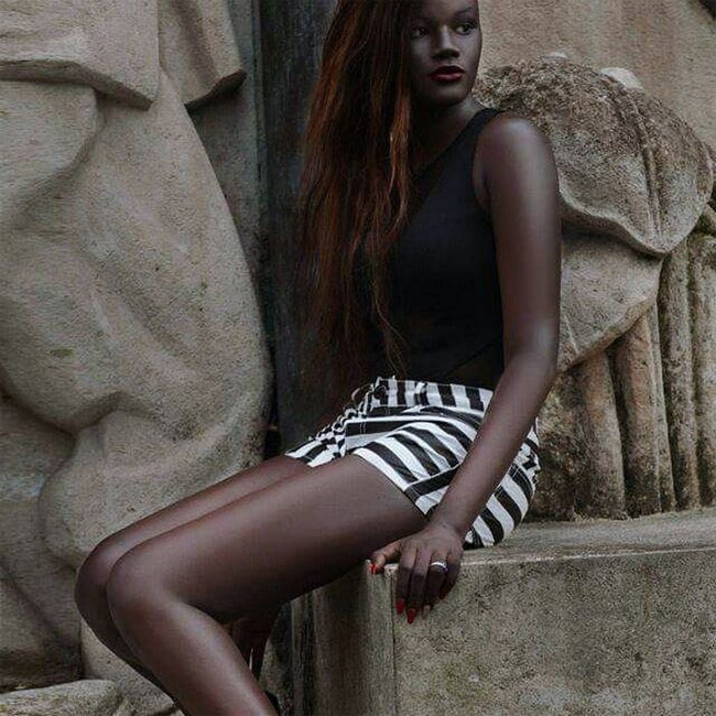 Và với làn da đen nổi bật của mình, Khoudia Diop bất ngờ đã được dân mạng chú ý bởi màu da “không đụng hàng”.