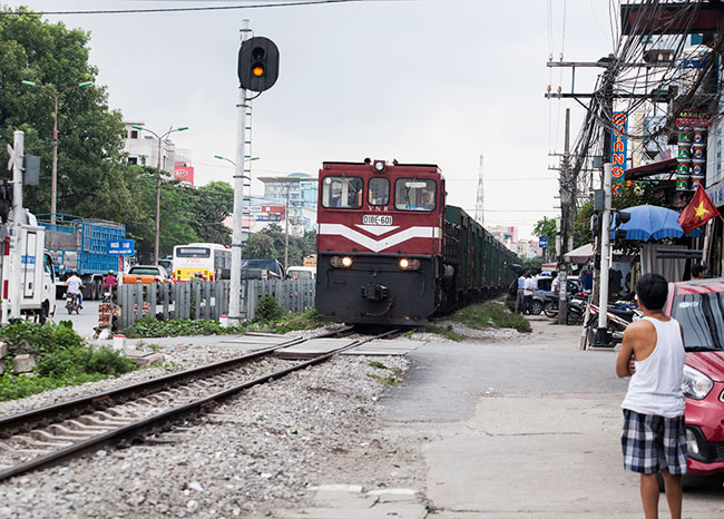 Ảnh: Tàu hỏa sầm sập lao tới, dân vẫn vô tư vượt đường ray - 2