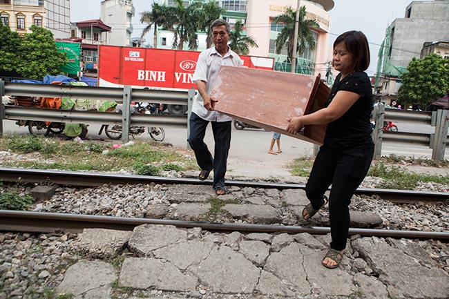 Ảnh: Tàu hỏa sầm sập lao tới, dân vẫn vô tư vượt đường ray - 8