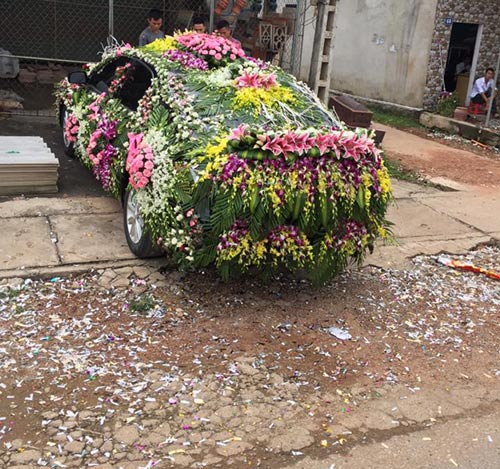 Chiếc xe dâu "nhiều hoa nhất quả đất” của chú rể Nghệ An - 1