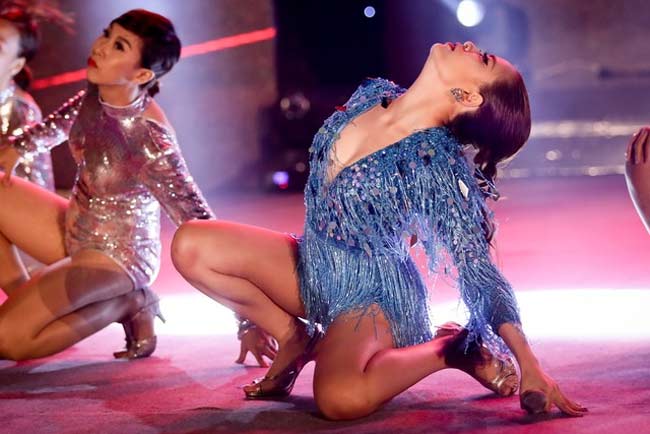 Hoàng Thùy Linh có nhiều kiểu bodysuit. 