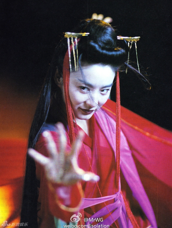Trong phiên bản điện ảnh 1992, nam chính Lệnh Hồ Xung (Lý Liên Kiệt) cũng có lòng mến mộ và kết bạn với Đông Phương Bất Bại.