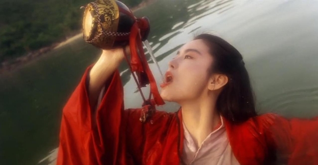 Cảnh "Đông Phương Bất Bại" Lâm Thanh Hà uống rượu đầy khí phách được coi là phân cảnh kinh điển nhất màn ảnh.