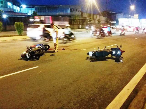 Hai người đàn ông nằm bất động trên đại lộ sau tai nạn - 1