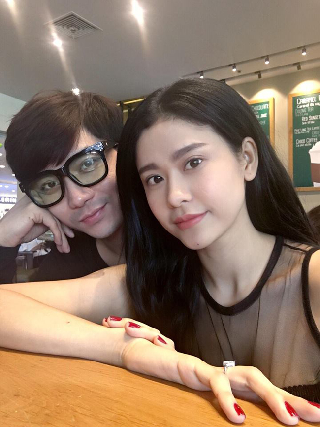 Trương Quỳnh Anh không giấu được sự hạnh phúc và sự tự tin với vóc dáng đẹp “vào phom” của gái một con. Bên cạnh chồng tại các bất cứ nơi đâu, cô luôn selfie khiến nhiều fan ngưỡng mộ.
