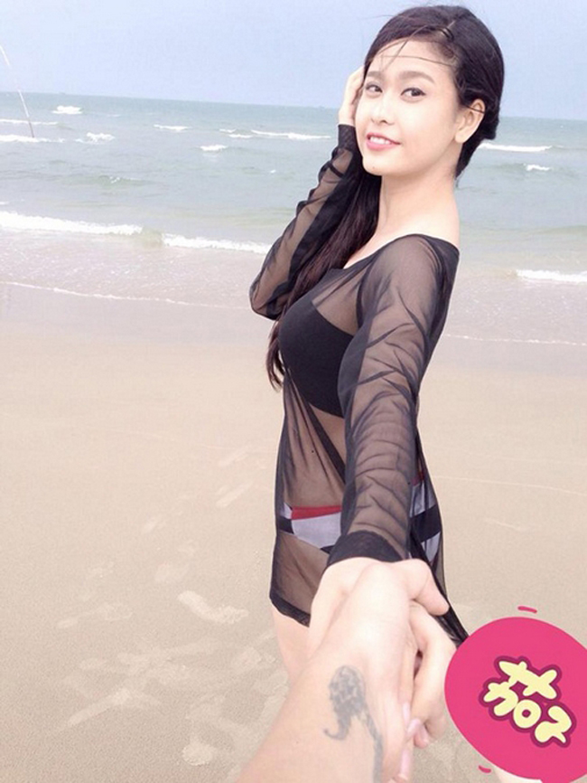 Fan thường trêu đùa rằng, Quỳnh Anh đã ra biển là phải khoe hình, đã chụp hình là phải khoe vóc dáng gợi cảm.