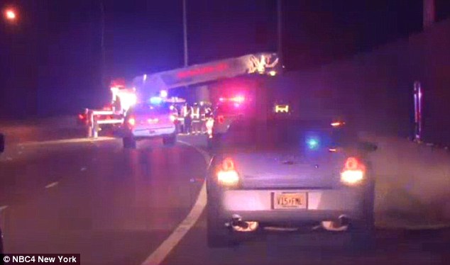 Mỹ: Bị bố ôm chặt nhảy cầu, hai bé trai sống sót thần kỳ - 2