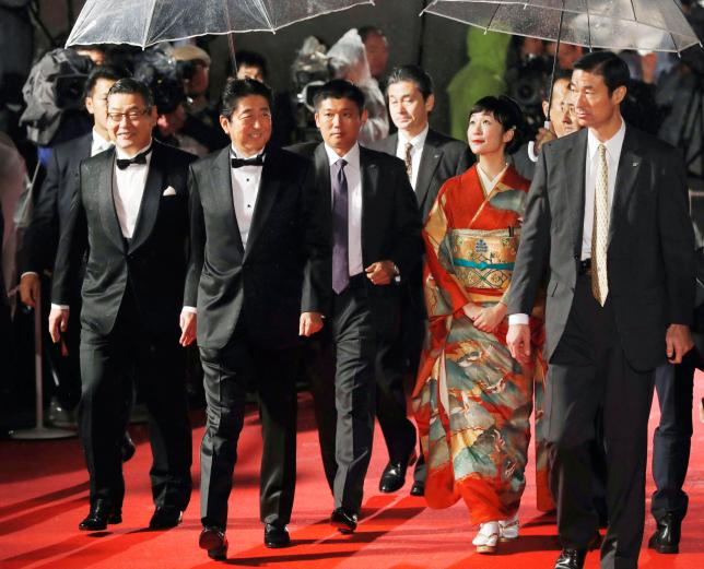 Khán giả ngỡ ngàng vì Thủ tướng Nhật tới thảm đỏ LHP - 1