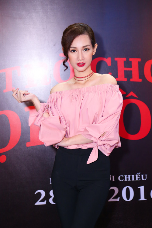 MC Quỳnh Chi diện đồ gợi cảm đến xem phim kinh dị - 1