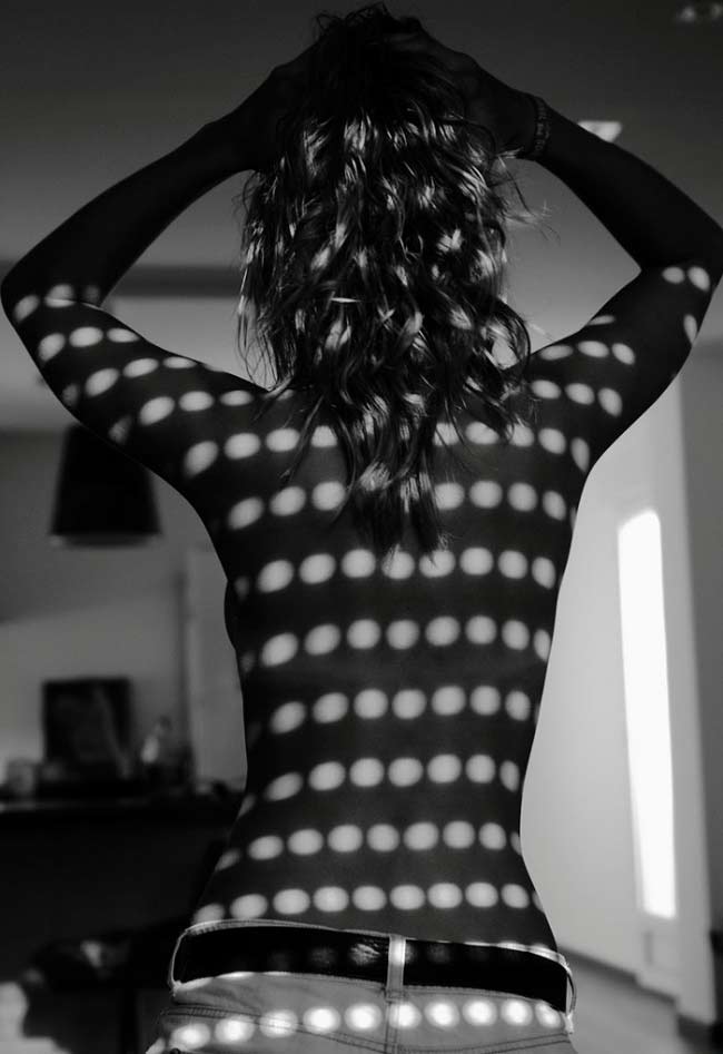 Xao lòng trước kiểu ảnh nude tưởng hở mà lại rất kín - 4