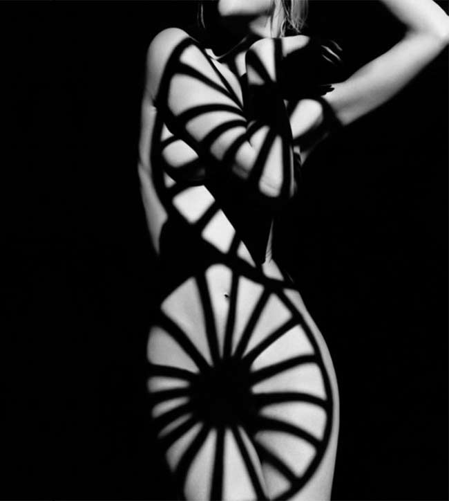 Xao lòng trước kiểu ảnh nude tưởng hở mà lại rất kín - 2