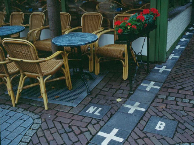 Đường biên giới giữa Hà Lan và Bỉ được đánh dấu bằng những dấu cộng màu trắng tại thị trấn Baarle-Nassau.