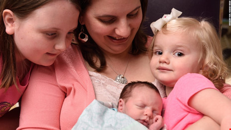 Kỳ diệu em bé được sinh 2 lần để cứu sống khỏi ung thư - 1