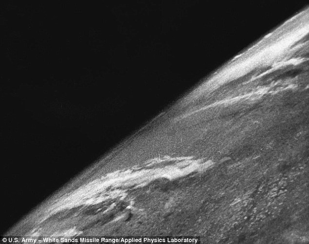 Bức ảnh đầu tiên chụp Trái đất từ…tên lửa 70 năm trước - 1