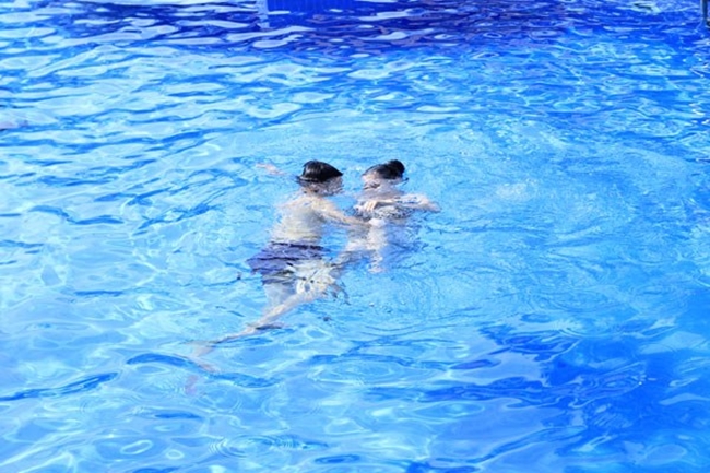 Người đẹp Thân Thúy Hà có cảnh "vờn nhau" dưới nước với bạn diễn Nhan Phúc Vinh trong Ly hôn.