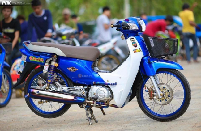Chiếc Honda Super Cub độ của dân chơi Thái Lan nổi bật với tông màu ngoại thất xanh dương đậm ấn tượng
