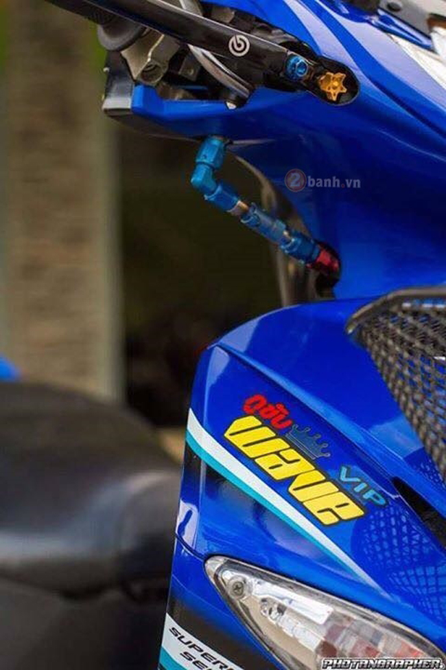 Bộ yếm của xe được làm lại với dàn tem đấu cá tính đi kèm tay thắng hàng hiệu Brembo
