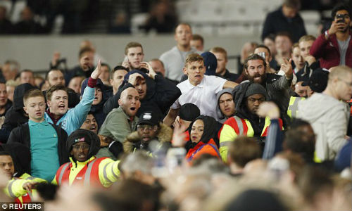 League Cup: Chelsea thua trận, fan ẩu đả kinh hoàng - 6