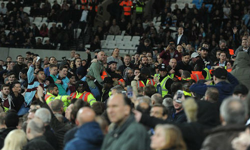 League Cup: Chelsea thua trận, fan ẩu đả kinh hoàng - 7